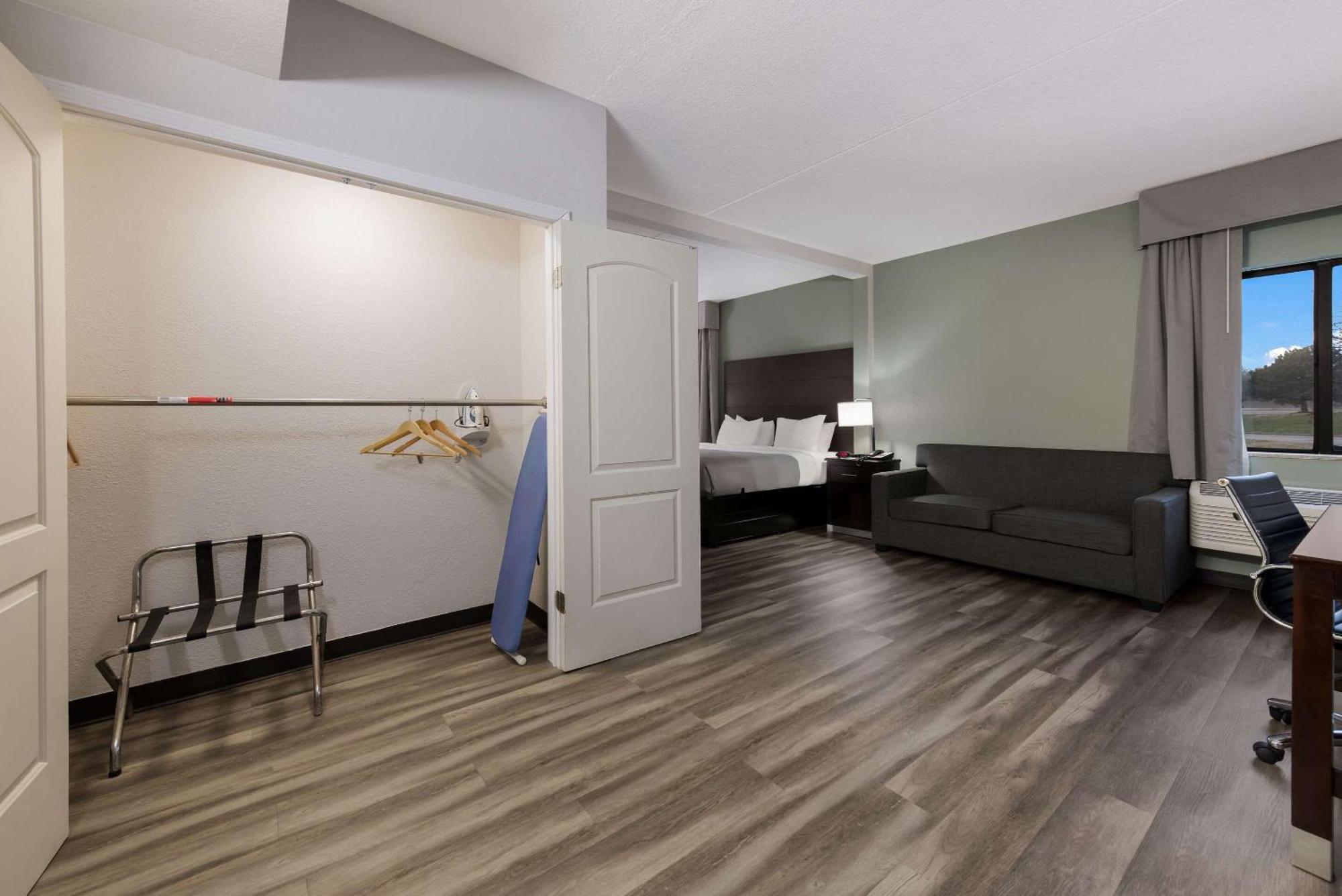 Quality Inn Merriam Kansas City Bagian luar foto