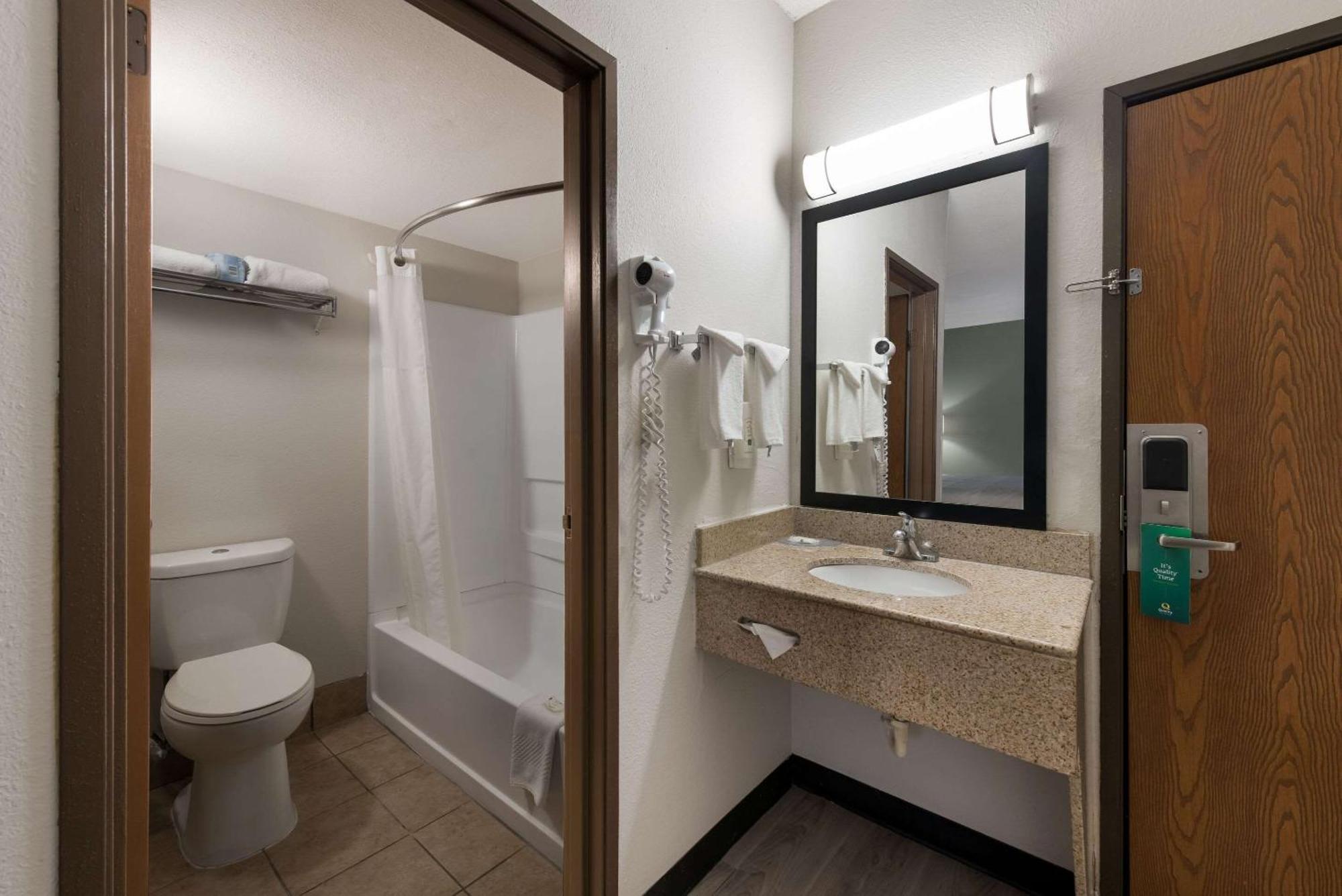 Quality Inn Merriam Kansas City Bagian luar foto