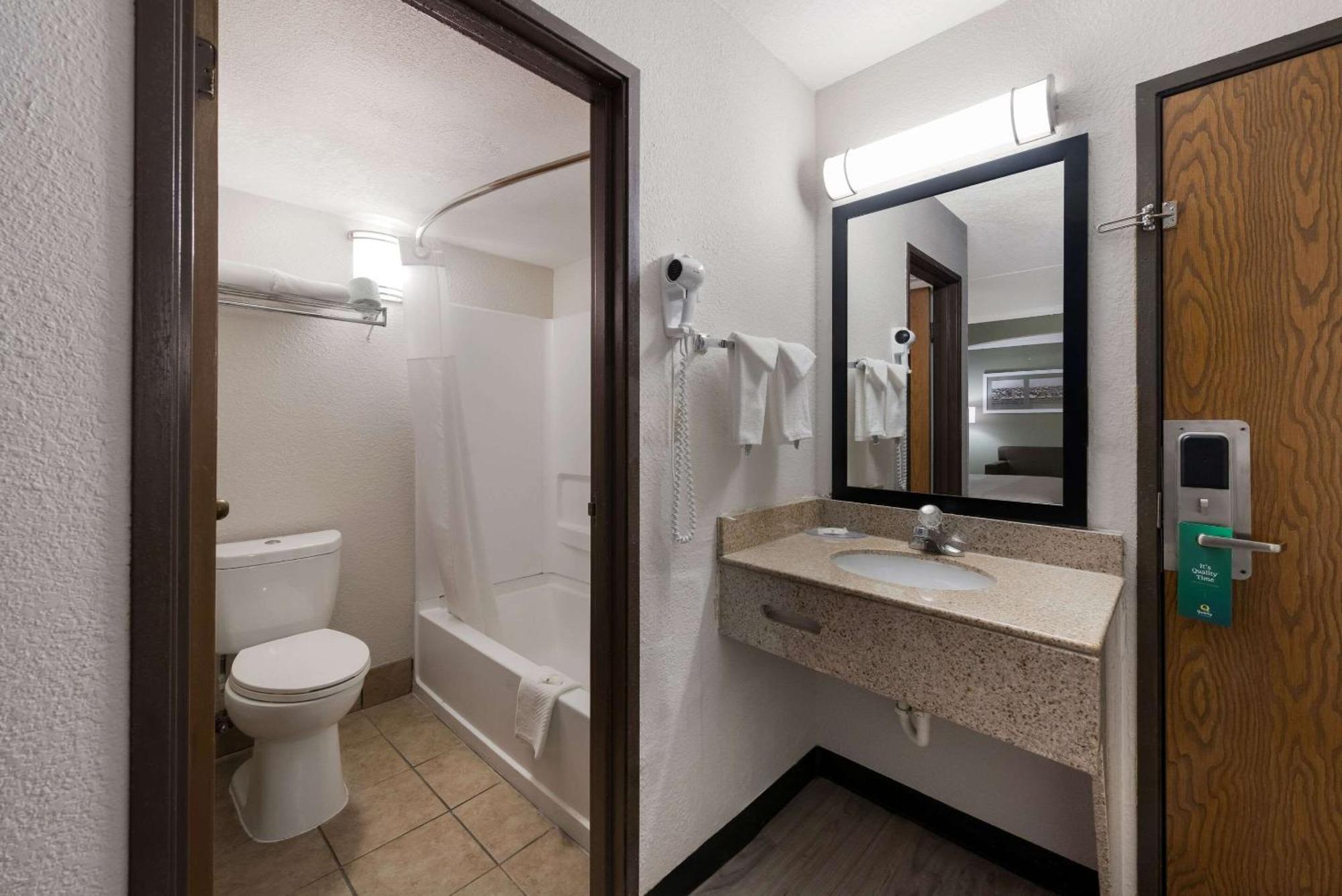 Quality Inn Merriam Kansas City Bagian luar foto