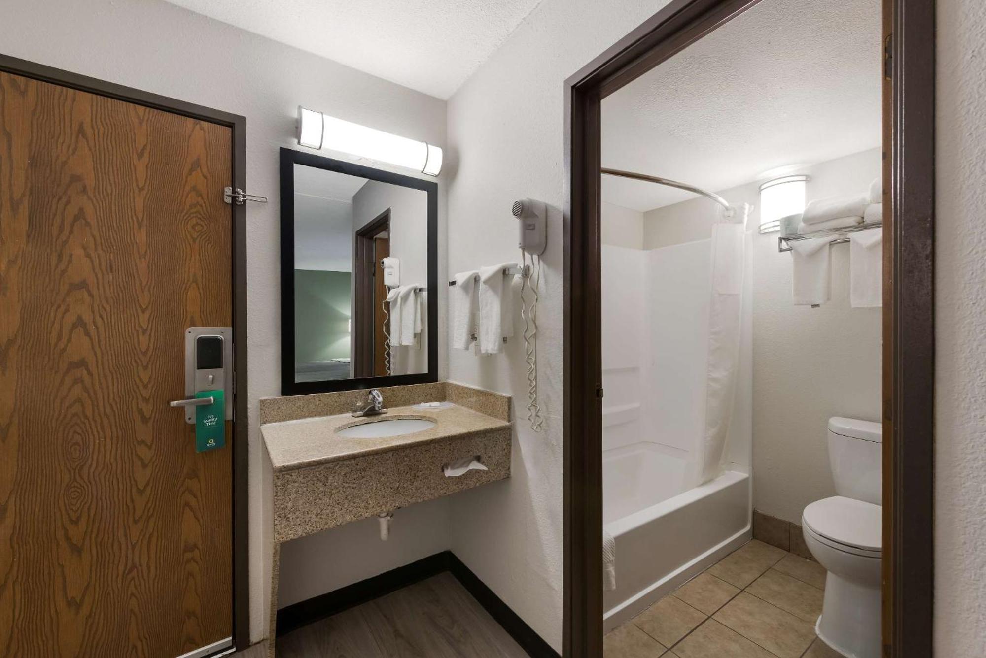 Quality Inn Merriam Kansas City Bagian luar foto